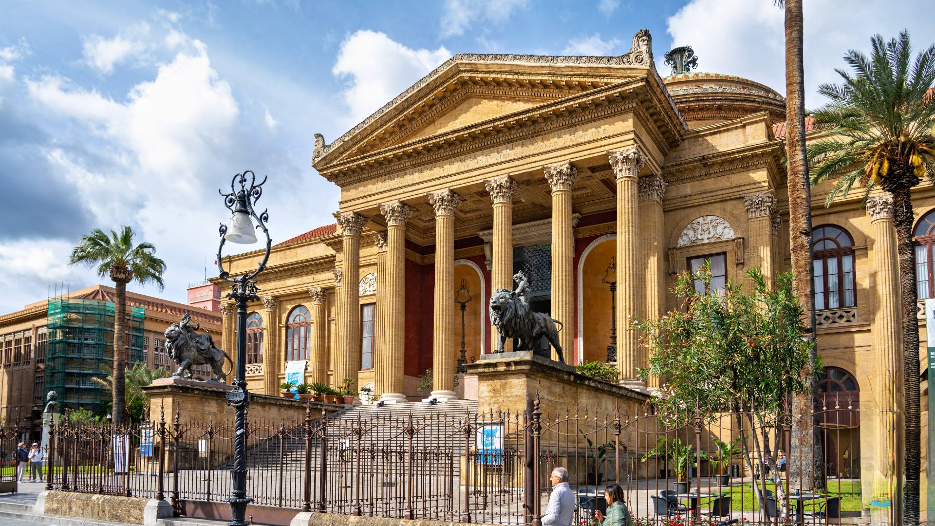 Das Teatro Massimo ist das größte Theater Italiens. Es wurde auch als Drehort bekannter Filme genutzt: Die letzten Szenen von Francis Ford Coppolas Film "Der Pate Teil III" wurden hier gedreht, wo Coppolas Onkel, der Komponist und Dirigent Anton Coppola, die Oper Cavalleria rusticana dirigiert. Und in der zweiten Staffel von "The White Lotus" nimmt Quentin Tanya mit zu einer Aufführung von Madame Butterfly im Teatro Massimo.
